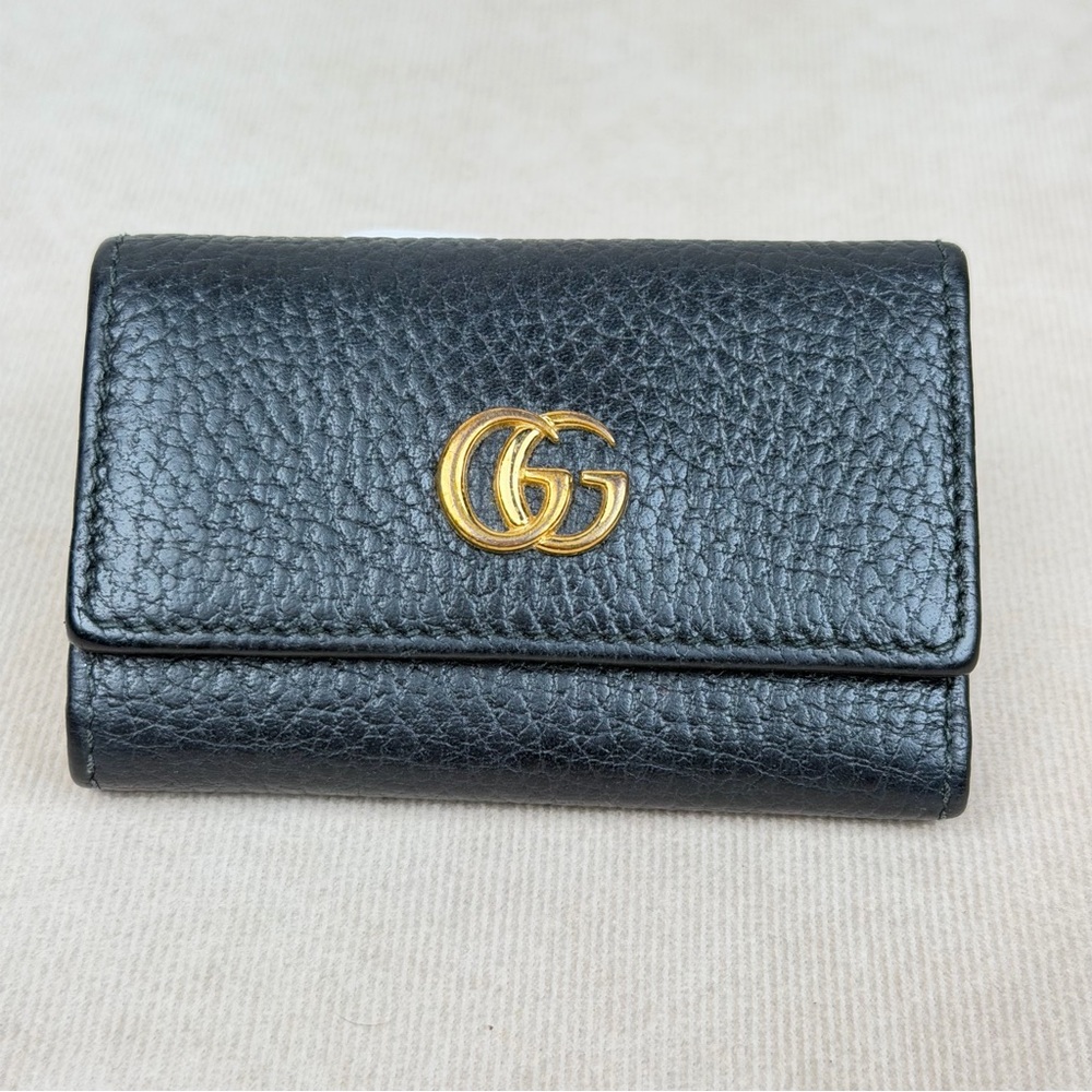 Gucci Marmont GG Leather 6-Key Holder Black Gold Hardware - Picture 2 of 11